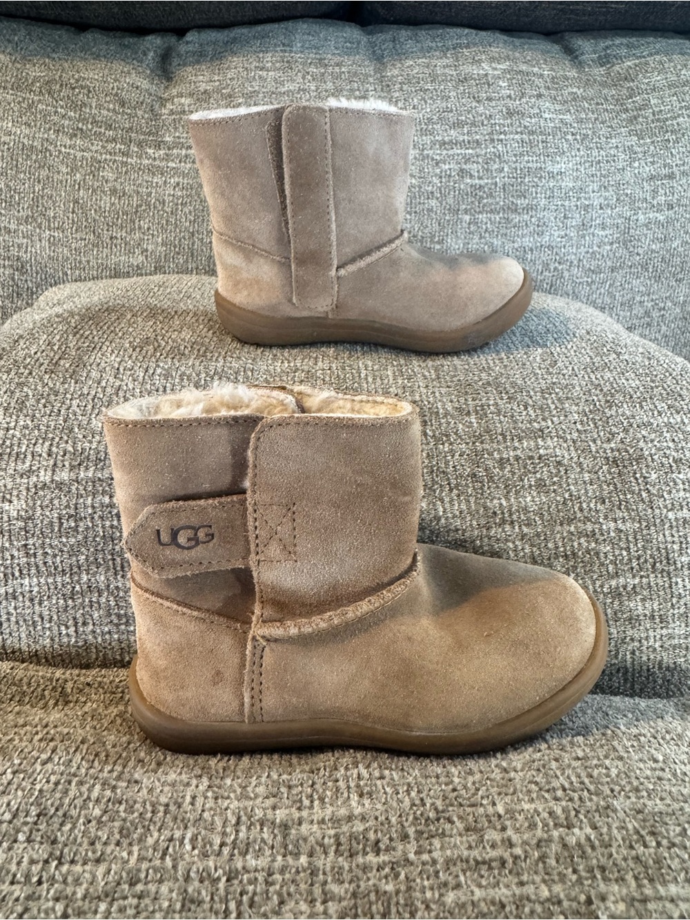 UGG Keelan Toddles Taupe Suede Shearling Lined Boots Size 8